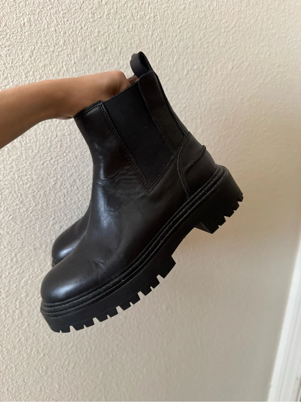 Zara Black Leather Chelsea Boots